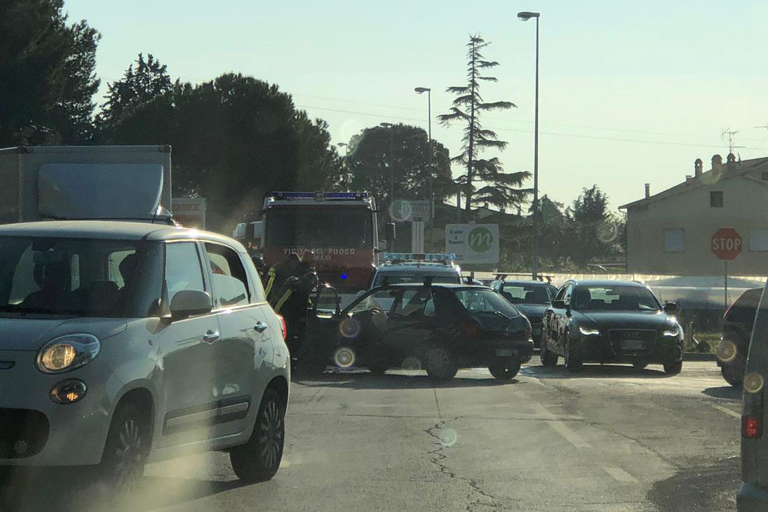 Civitanova Incidente All Incrocio Della Zona Industriale Foto