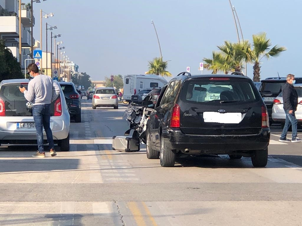 Civitanova Scontro Tra Auto E Moto Sul Lungomare Tanta Paura Ma