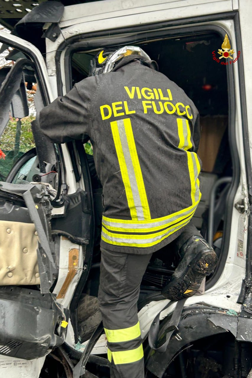 Chiaravalle Scontro Tra Tir E Bisarca Un Uomo Estratto Dalla Lamiere