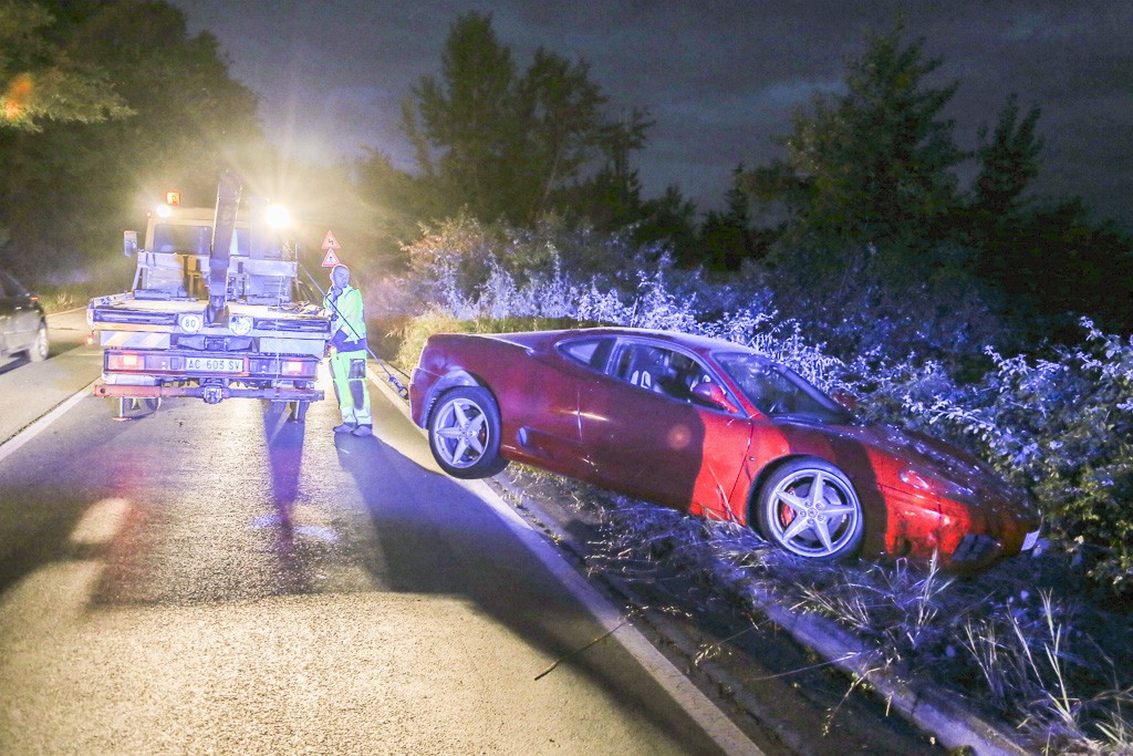 Finisce Fuori Strada Con La Ferrari Incolume Picchio News Il