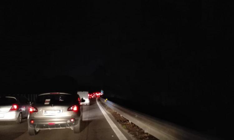 Tolentino Si Schianta Contro Il Guardrail In Superstrada Enne All