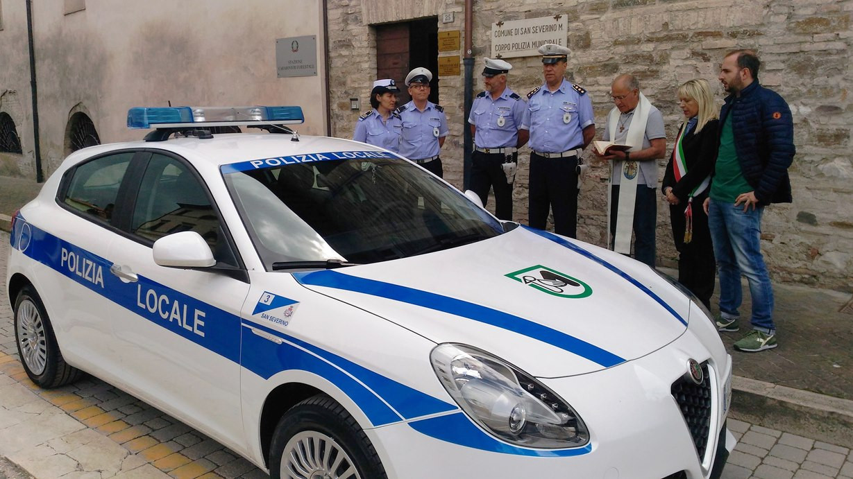 San severino, nuova auto per la polizia locale picchio news il ... La polizia