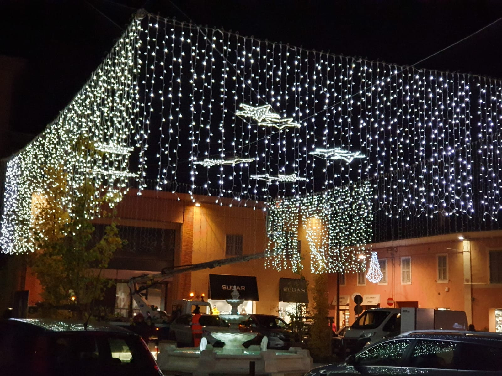 Immagini Luminarie Natalizie.Tolentino Fervono I Preparativi Per L Accensione Delle Luminarie Natalizie Picchio News Il Giornale Tra La Gente Per La Gente