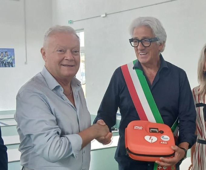 falistocco_stretta_mano_parcaroli