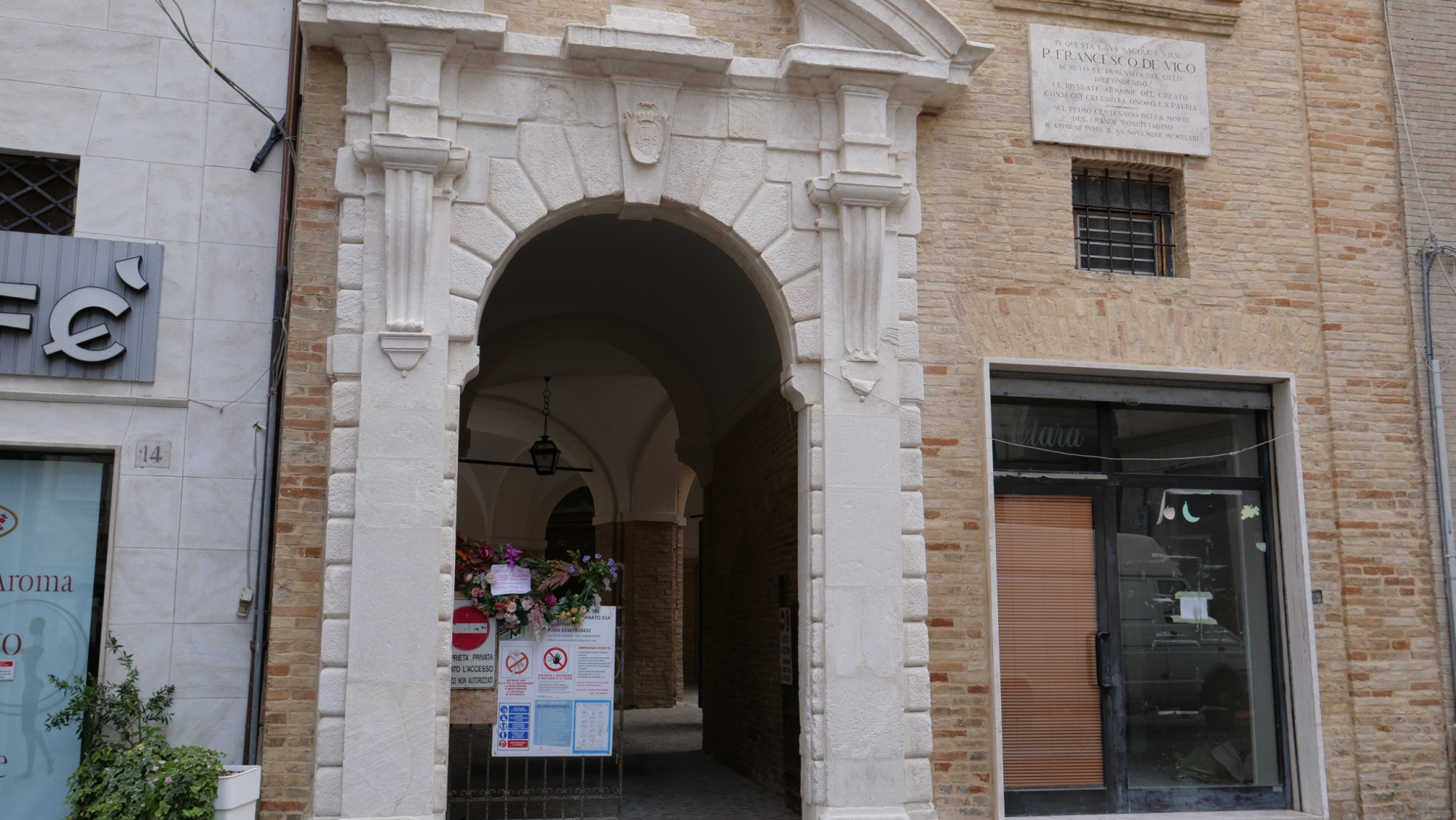 fiori-danneggiati-bottiglie-rotte