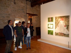 sindaco artitsta e curatrice in visita alle sezioni