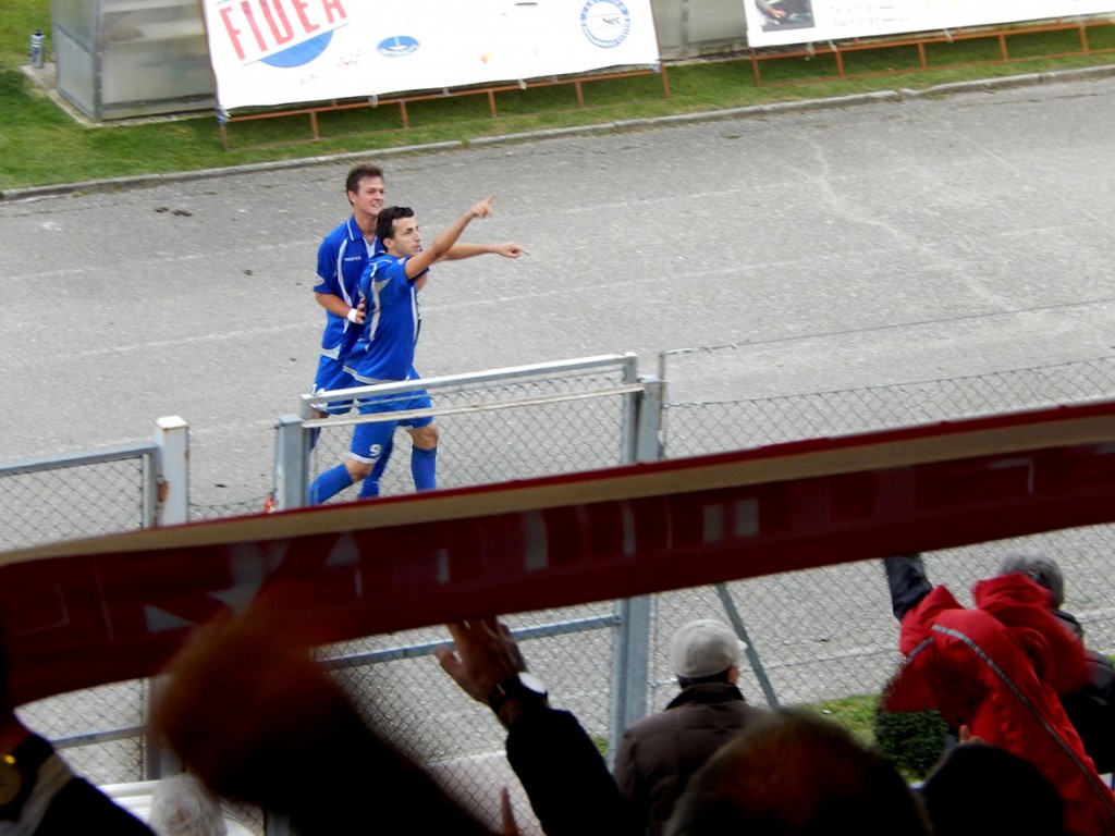 Picci e Bosvocik esultano sotto la tribuna dopo il 2-1