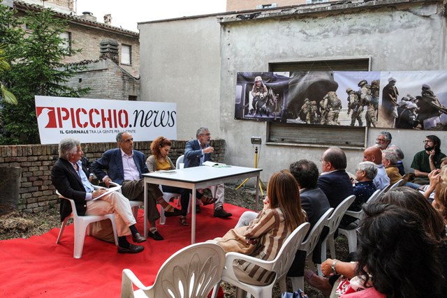 Presentazione Libro Andrea Angeli Nella redzione di Picchio News a Macerata_5