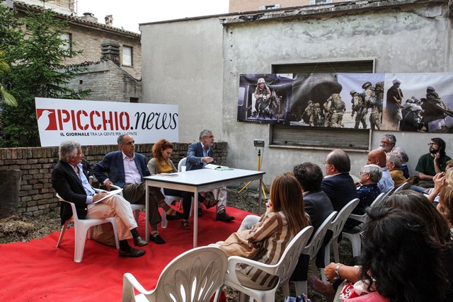 Presentazione Libro Andrea Angeli Nella redzione di Picchio News a Macerata_4