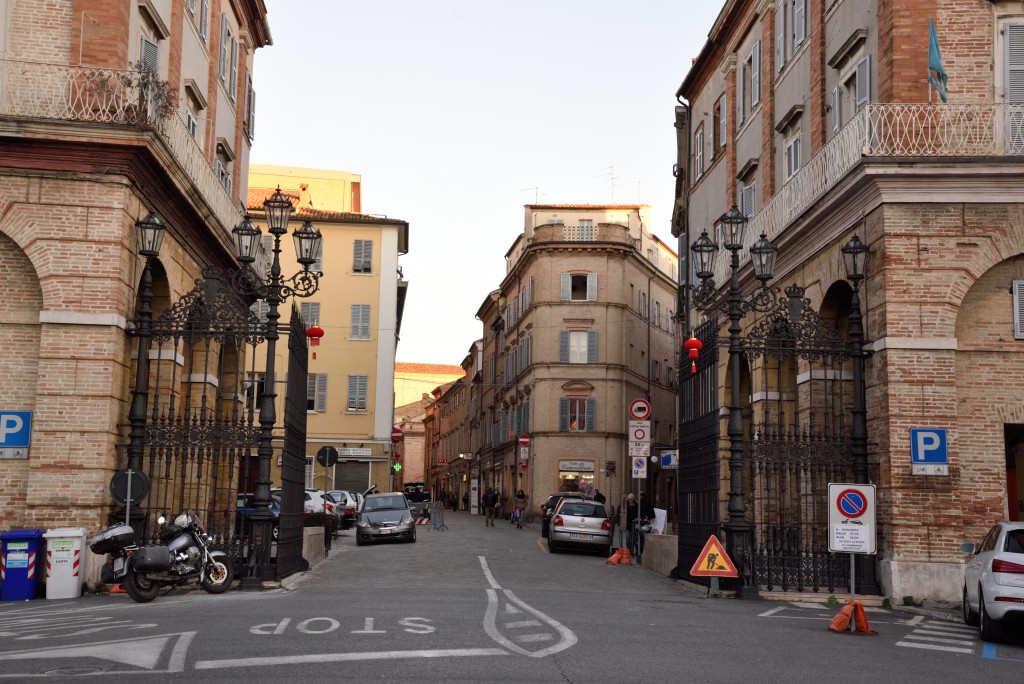 Via Garibaldi ingresso dai cancelli