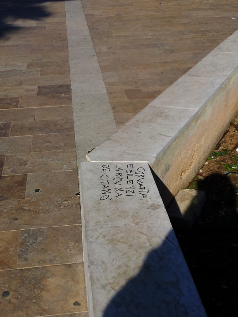 Scritta-Muretto-Civitanova-Insulti_120609