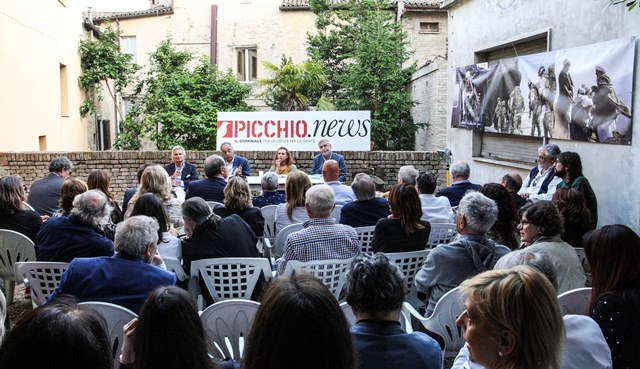 Presentazione Libro Andrea Angeli Nella redzione di Picchio News a Macerata_1