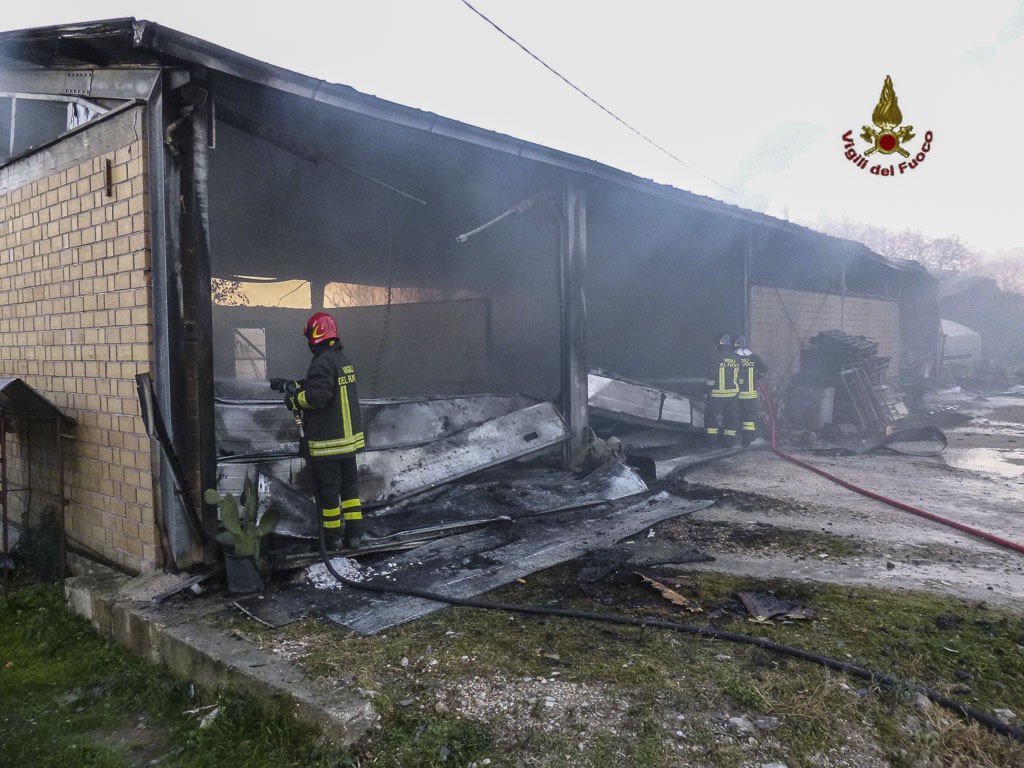 incendio-capannone-pollenza-immagini-vigili-del-fuoco040216