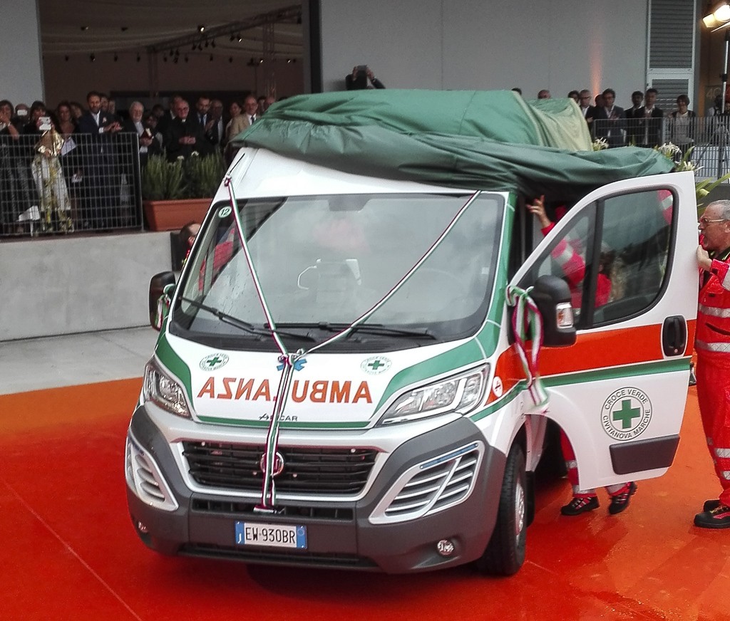 Consegna-Ambulanza-40anni-EurosuoleIMG_20160715_190633