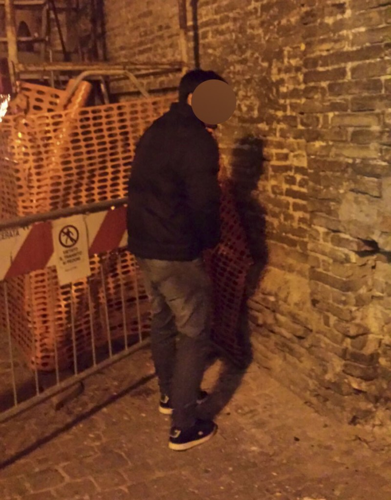 Rifiuti-nel-vicolo-macerata_1-Censura