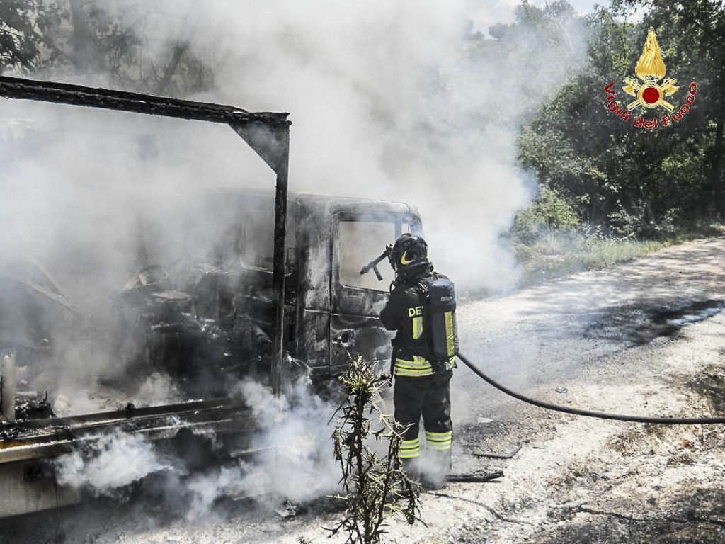 Incendio-AutoFurgone-Cingoli-vigili-del-fuoco100wtmk