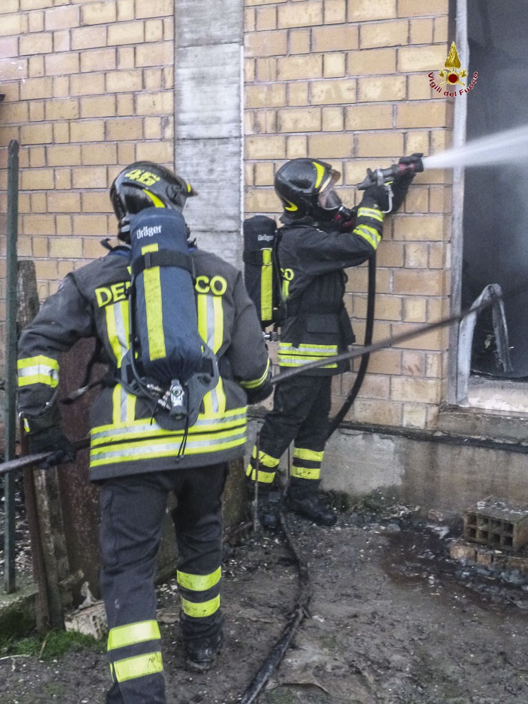 incendio-capannone-pollenza-immagini-vigili-del-fuoco040216_4