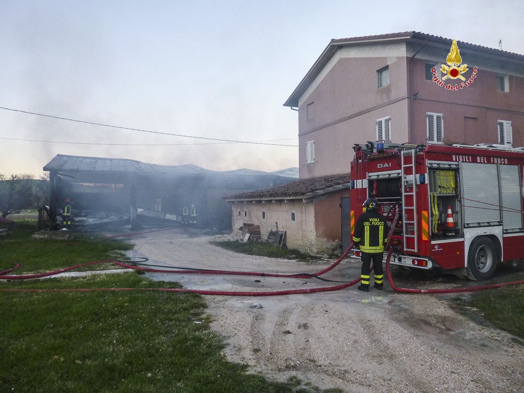 incendio-capannone-pollenza-immagini-vigili-del-fuoco040216_2