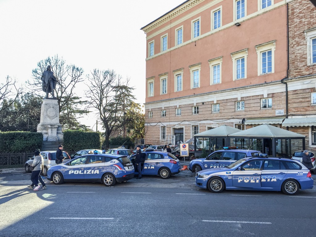 Blitz-Polizia-Cinofila-Giardini-Diaz-Macerata-Blotz-Anti-droga--2