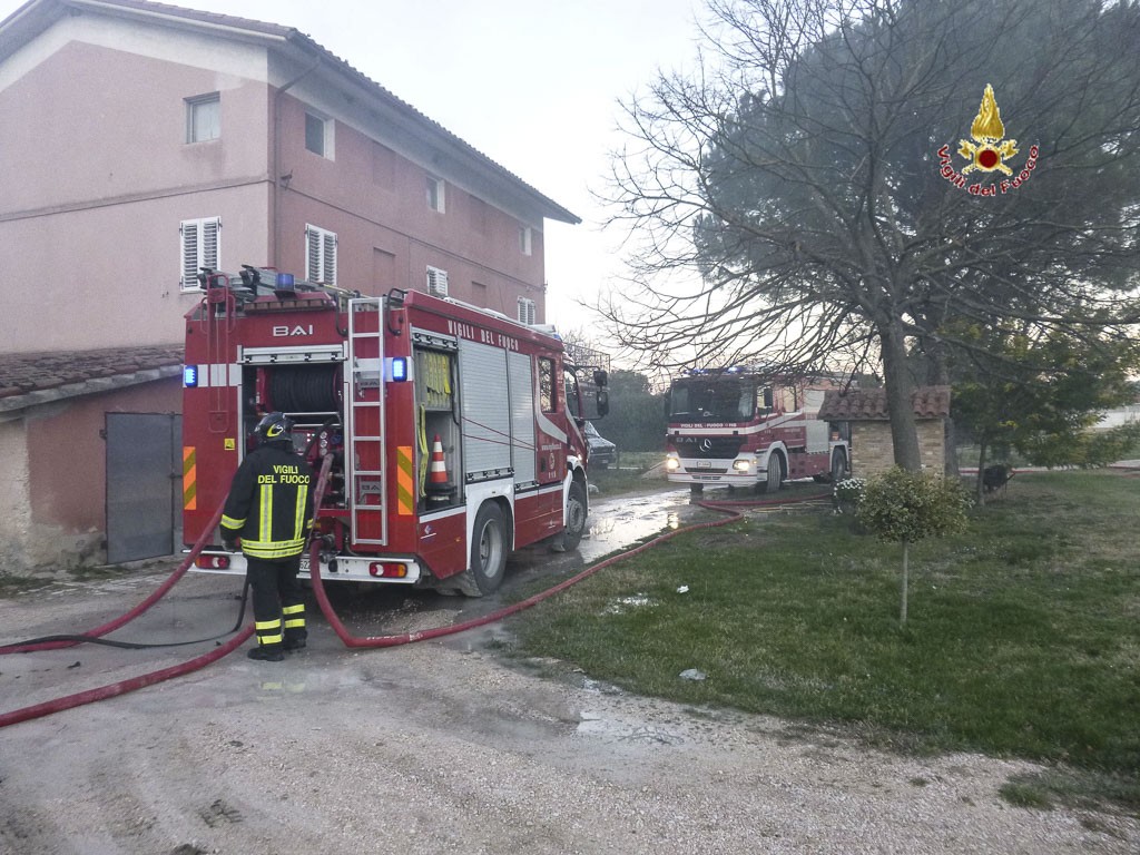 incendio-capannone-pollenza-immagini-vigili-del-fuoco040216_1
