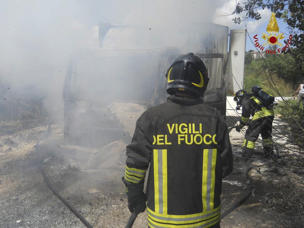 Incendio-AutoFurgone-Cingoli-vigili-del-fuoco102wtmk