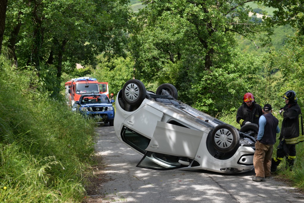 Colmurano - si rovescia con l'auto.0