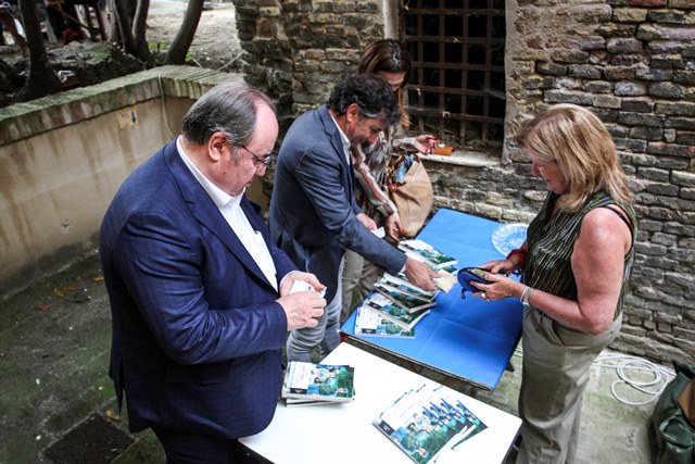 Presentazione Libro Andrea Angeli Nella redzione di Picchio News a Macerata_12