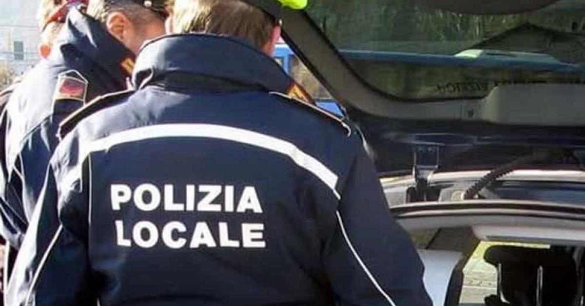 Macerata, non si ferma all'alt della Polizia Locale e rischia di investire gli agenti: era senza assicurazione - Picchio News
