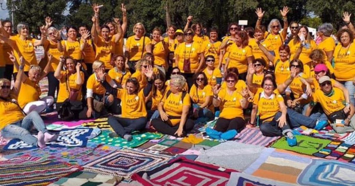 San Severino, coperte solidali in piazza Del Popolo: il ricavato per pavimentare i giardini delle scuole d'Infanzia - Picchio News