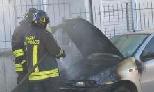 Macerata, allarme in via Bianchini: auto divorata dalle fiamme (VIDEO e FOTO)
