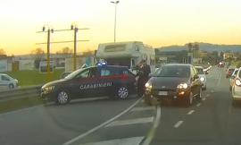 Montecosaro, carabinieri tagliano la strada e bloccano camper di rom (FOTO)