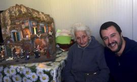 Salvini porta il presepe realizzato dai maestri artigiani Fratelli Capuano a nonna Peppina