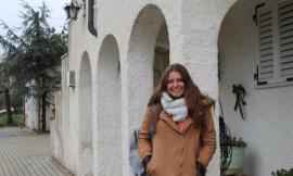 Azul, ragazza argentina, riconosce le proprie radici nella casa del bisnonno di Montelupone