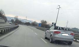 A spasso in superstrada con la cappotta aperta a meno sette gradi