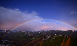 Monte d'Aria, nello scatto da Colmurano a sorpresa spunta l'arcobaleno notturno - FOTO