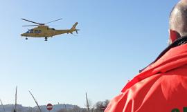 Montecassiano, cade mentre sale sul camion: in elicottero a Torrette