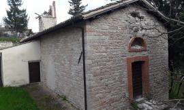 Danni senza fine a Pieve Torina: crollati anche campanile e facciata della chiesa di San Peterniano