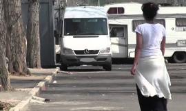 Civitanova, nomade deruba un ambulante al mercato: denunciata