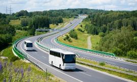 Ragazzi in gita, ma l'autobus non era in regola e procedeva a velocità elevata. Pesante sanzione per una società di trasporti.
