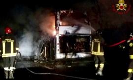 Va a fuoco un pullman sull'A1: c'erano studenti marchigiani a bordo