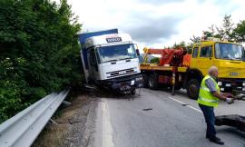 Camion fora e dopo aver sbandato finisce in bilico sul guard rail della superstrada