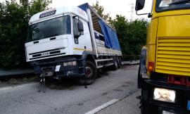 Mezzo pesante da recuperare: superstrada chiusa fra Serrapetrona e Caldarola - FOTO E VIDEO