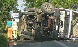 Chiesanuova, camion si ribalta con due persone a bordo