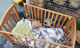 Civitanova: il bambino cresce e la culla finisce in strada (Foto)