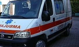 Urbisaglia, finisce con l'auto contro il muretto di una casa e si ribalta: in ospedale
