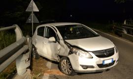 Pollenza, auto fuori controllo si ribalta