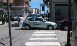 Civitanova, con l'auto sulle strisce blocca il marciapiede