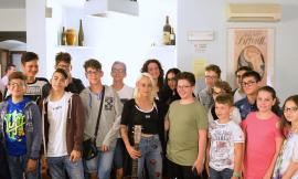 I giovani di Colmurano incontrano Alessandra Machella. E a sorpresa arriva il duetto con Denis Bonjaku