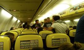 Esplode la batteria di uno smartphone: panico su un volo Ryanair