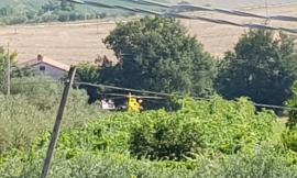Loro Piceno, trattore si ribalta: grave un agricoltore